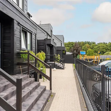 Comfortable Homes Close To The בית נופש *